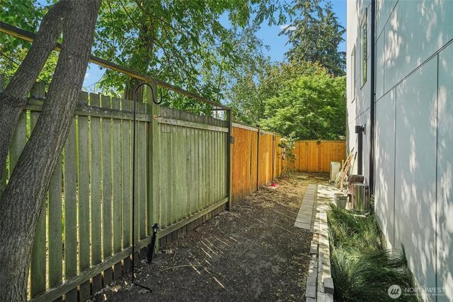 8020 17th Avenue NW, Seattle, WA 98117