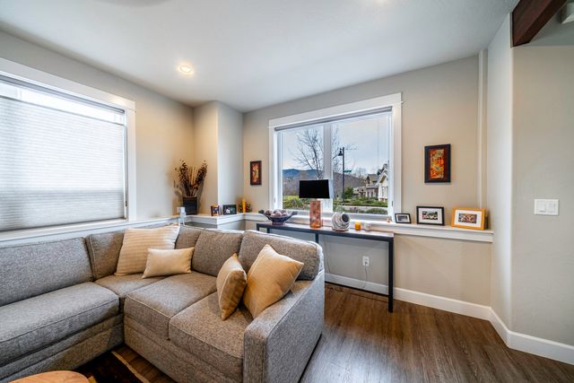 946 Stoneridge Avenue, Ashland, OR 97520