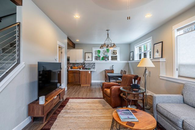 946 Stoneridge Avenue, Ashland, OR 97520