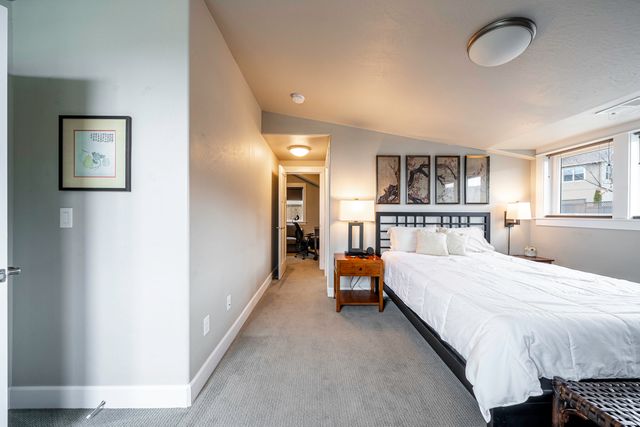 946 Stoneridge Avenue, Ashland, OR 97520