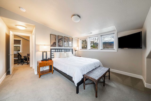 946 Stoneridge Avenue, Ashland, OR 97520