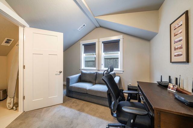 946 Stoneridge Avenue, Ashland, OR 97520