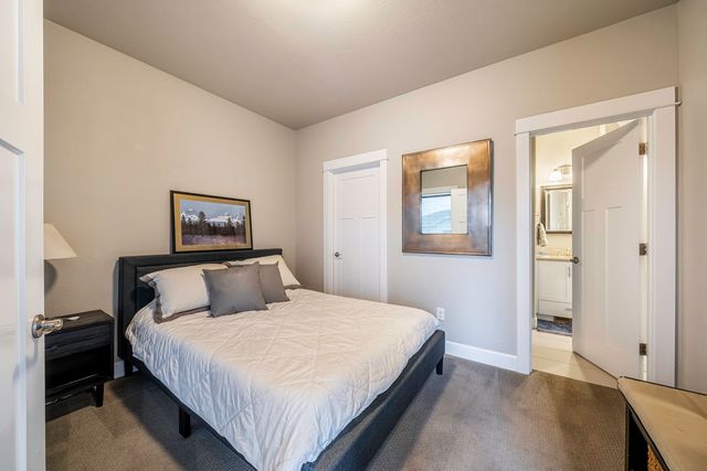 946 Stoneridge Avenue, Ashland, OR 97520