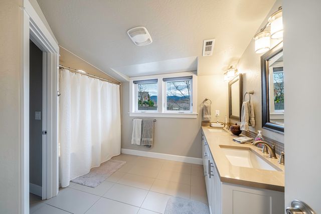 946 Stoneridge Avenue, Ashland, OR 97520