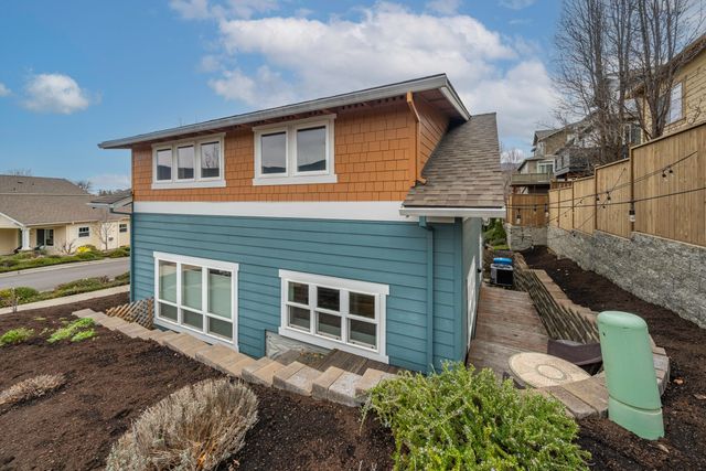 946 Stoneridge Avenue, Ashland, OR 97520