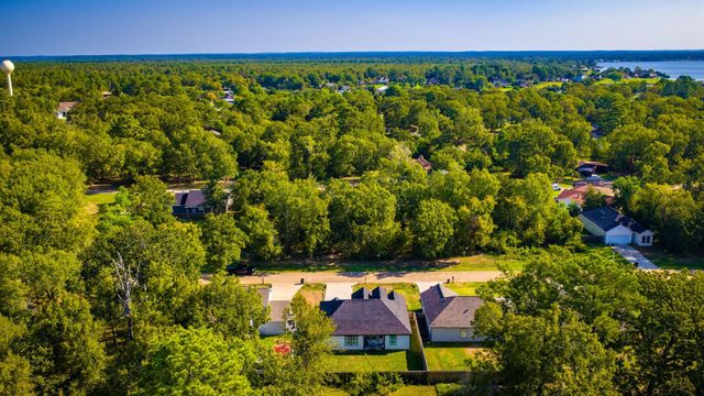 404 Candlelight Lane, Livingston, TX 77351