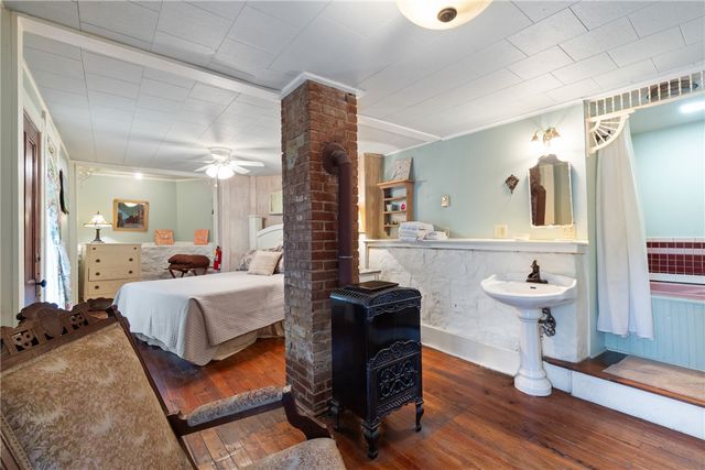 3 Prospect Avenue, Eureka Springs, AR 72632