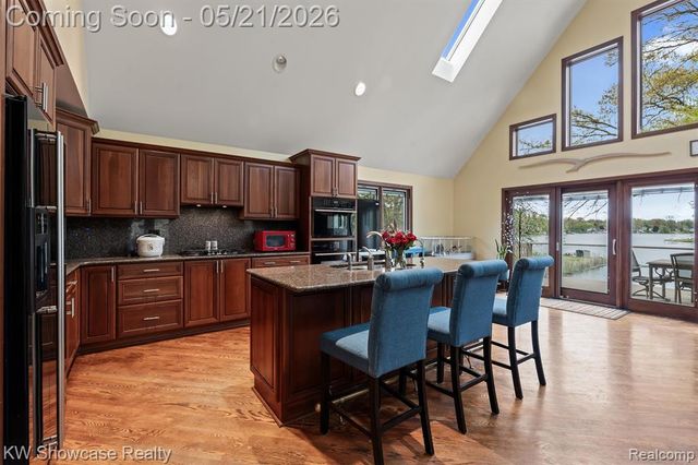 9650 Montgold Avenue, White Lake, MI 48386