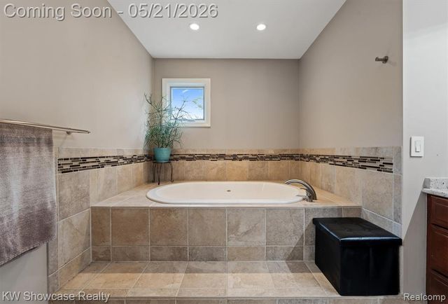 9650 Montgold Avenue, White Lake, MI 48386