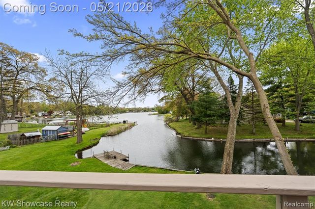 9650 Montgold Avenue, White Lake, MI 48386