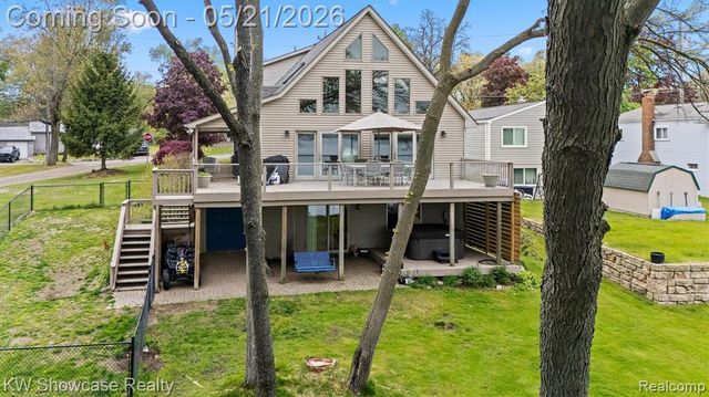 9650 Montgold Avenue, White Lake, MI 48386
