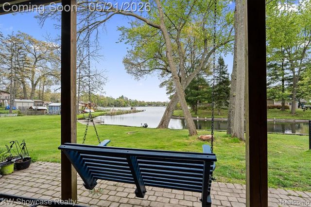 9650 Montgold Avenue, White Lake, MI 48386