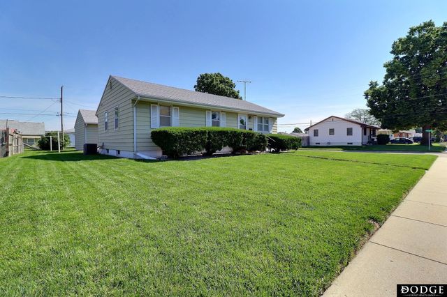 1344 Fairacres Drive, Fremont, NE 68025