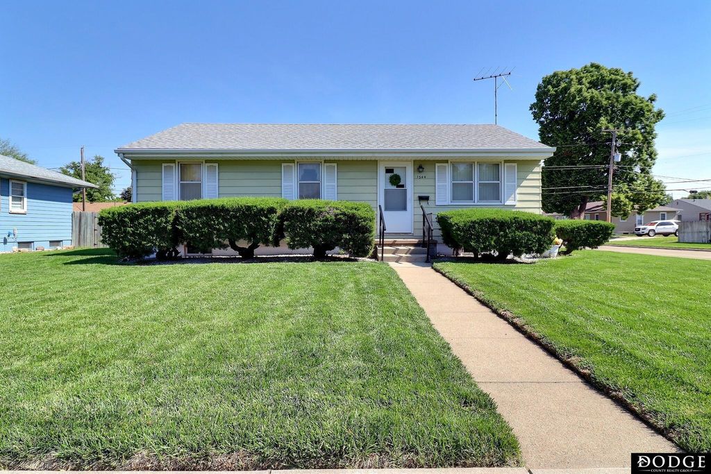 1344 Fairacres Drive, Fremont, NE 68025