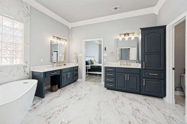 818 Riviera Drive, Mansfield, TX 76063