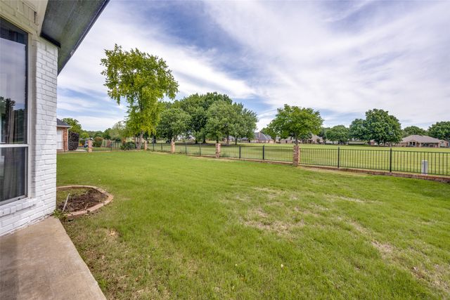 818 Riviera Drive, Mansfield, TX 76063