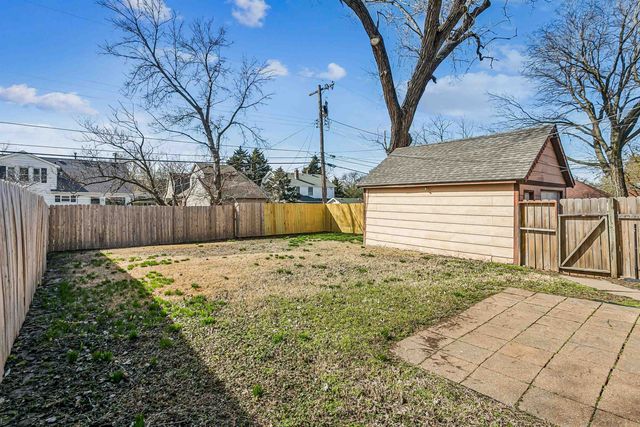 549 N Fountain St, Wichita, KS 67208