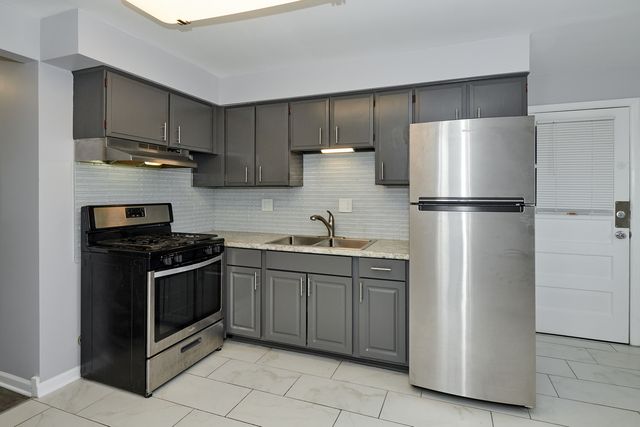 8805 Dee Road 2S, Des Plaines, IL 60016