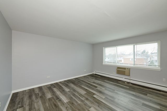 8805 Dee Road 2S, Des Plaines, IL 60016