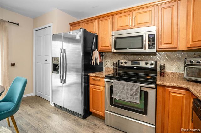 7093 Rolling Hills Drive, Waterford, MI 48327