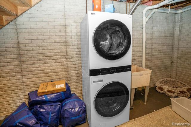 7093 Rolling Hills Drive, Waterford, MI 48327