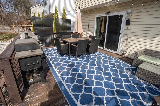 7093 Rolling Hills Drive, Waterford, MI 48327