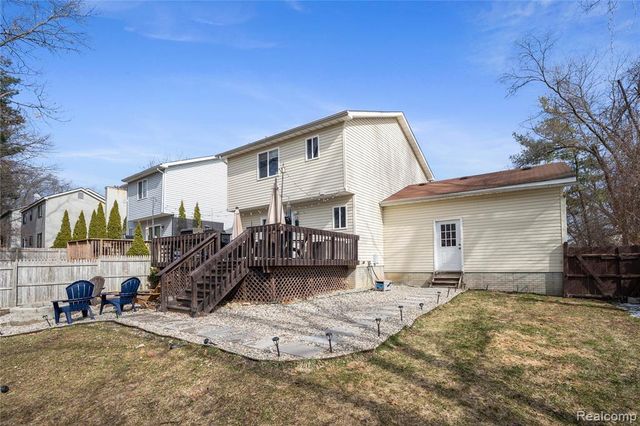7093 Rolling Hills Drive, Waterford, MI 48327