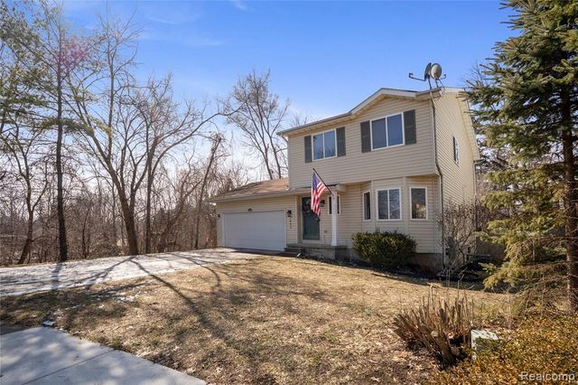 7093 Rolling Hills Drive, Waterford, MI 48327