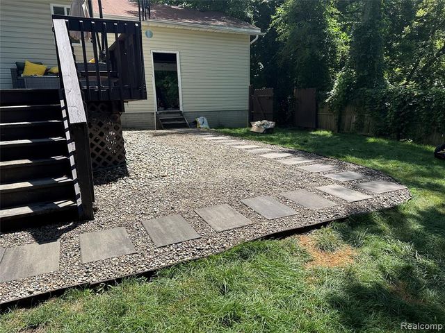 7093 Rolling Hills Drive, Waterford, MI 48327