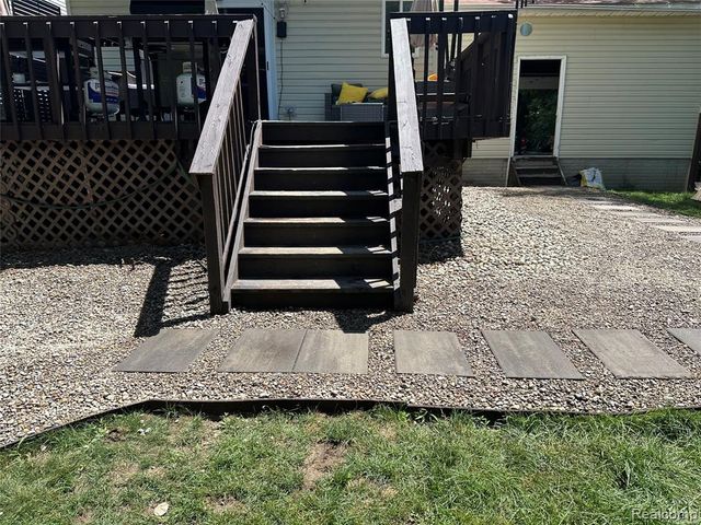 7093 Rolling Hills Drive, Waterford, MI 48327