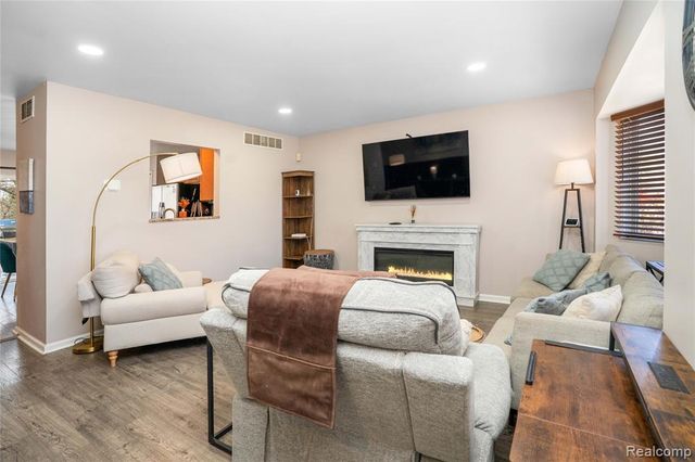 7093 Rolling Hills Drive, Waterford, MI 48327