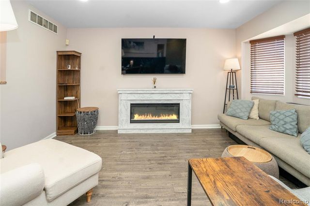 7093 Rolling Hills Drive, Waterford, MI 48327