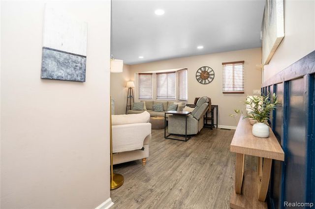 7093 Rolling Hills Drive, Waterford, MI 48327