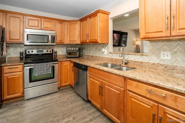 7093 Rolling Hills Drive, Waterford, MI 48327