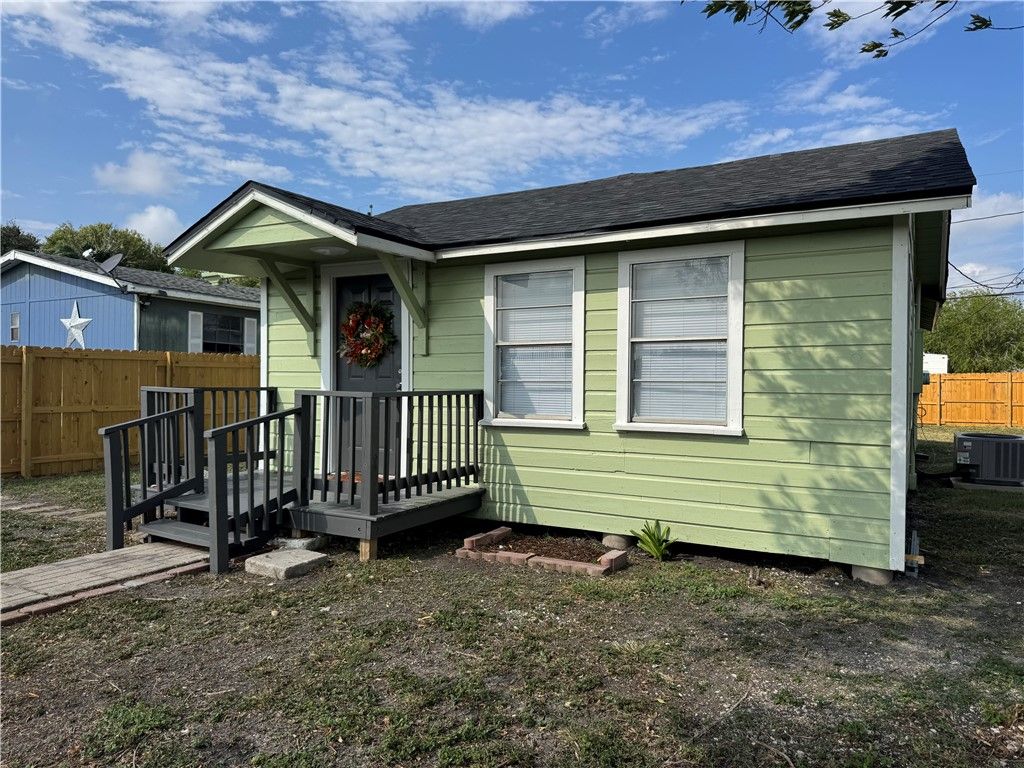 448 Peach St, Taft, TX 78390 — exterior