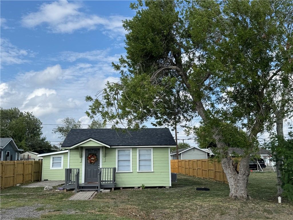 448 Peach St, Taft, TX 78390 — photo 3