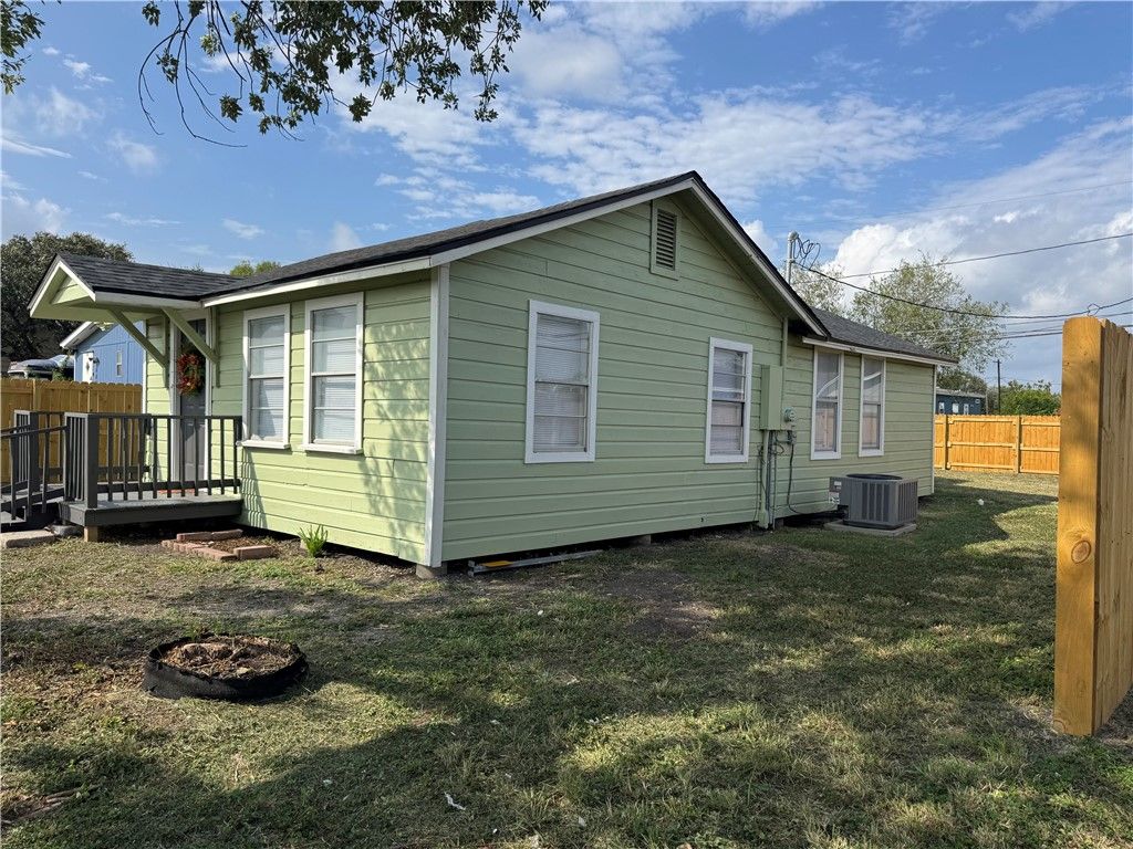 448 Peach St, Taft, TX 78390 — photo 4