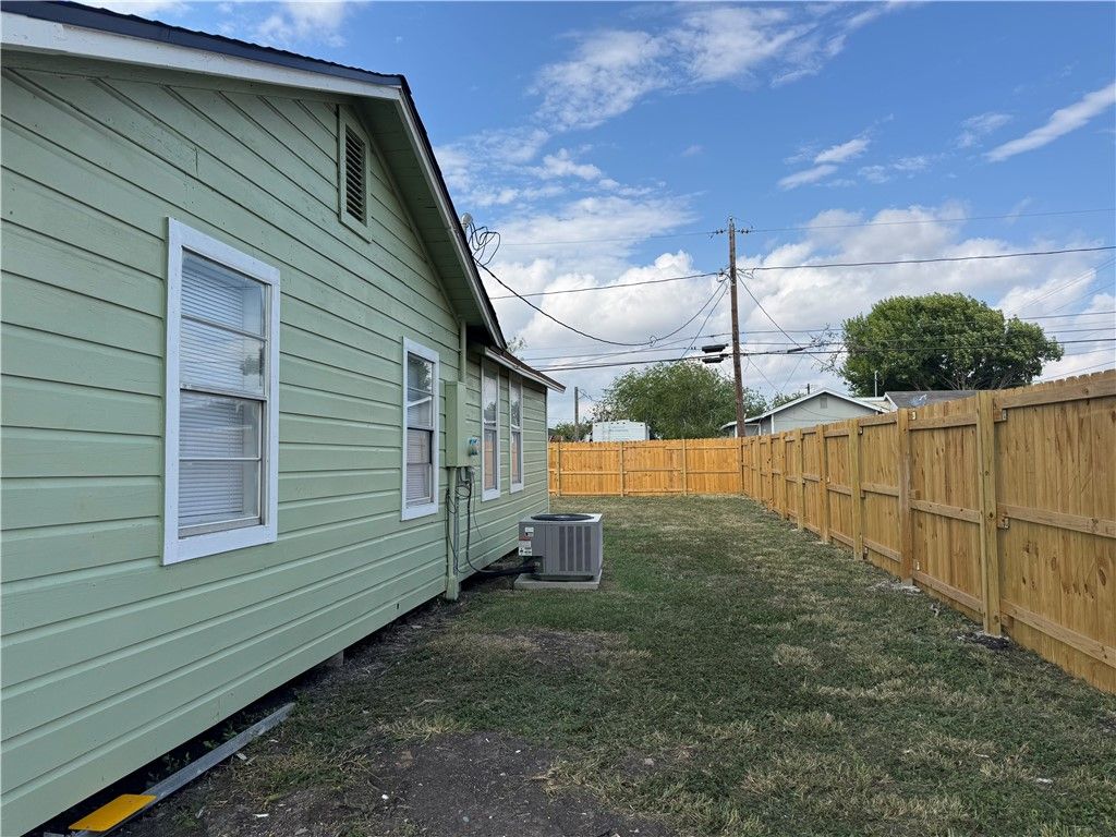 448 Peach St, Taft, TX 78390 — photo 5