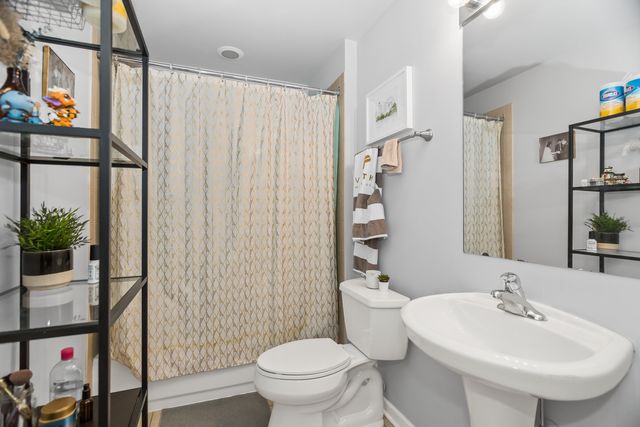 1122 W Catalpa Avenue 706, Chicago, IL 60640