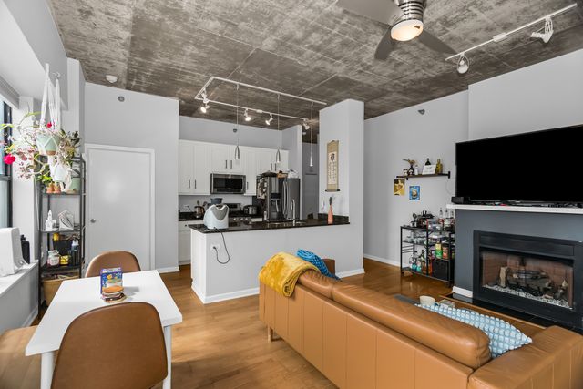 1122 W Catalpa Avenue 706, Chicago, IL 60640