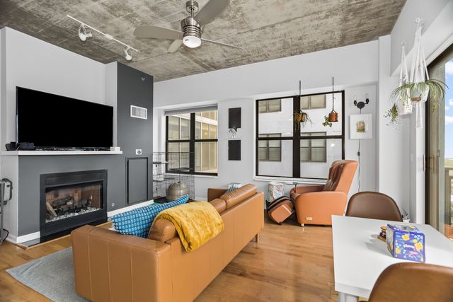 1122 W Catalpa Avenue 706, Chicago, IL 60640