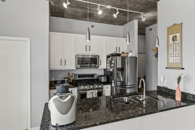 1122 W Catalpa Avenue 706, Chicago, IL 60640