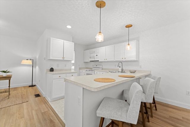 2 Berrywood Ct 2, Bourne, MA 02532