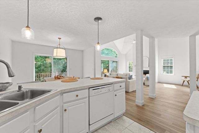 2 Berrywood Ct 2, Bourne, MA 02532