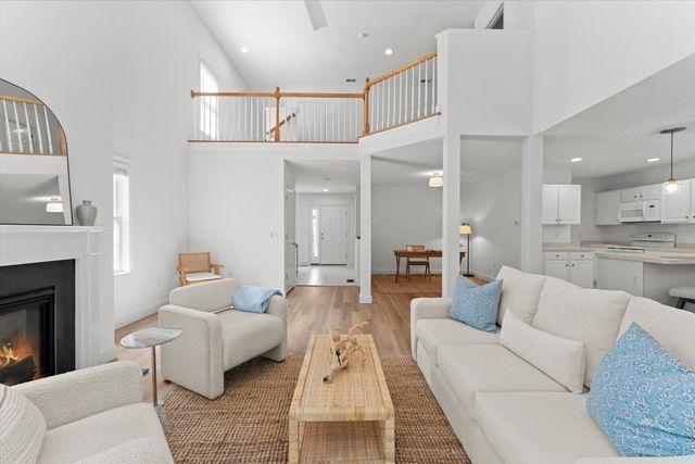 2 Berrywood Ct 2, Bourne, MA 02532
