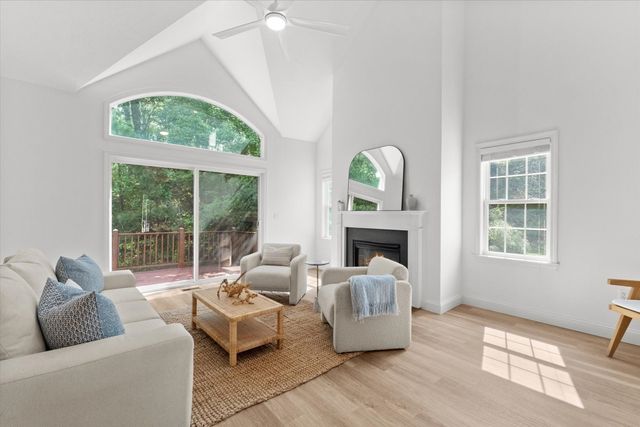 2 Berrywood Ct 2, Bourne, MA 02532
