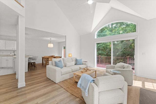 2 Berrywood Ct 2, Bourne, MA 02532