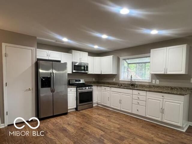 945 Fox Hill Drive, Indianapolis, IN 46228
