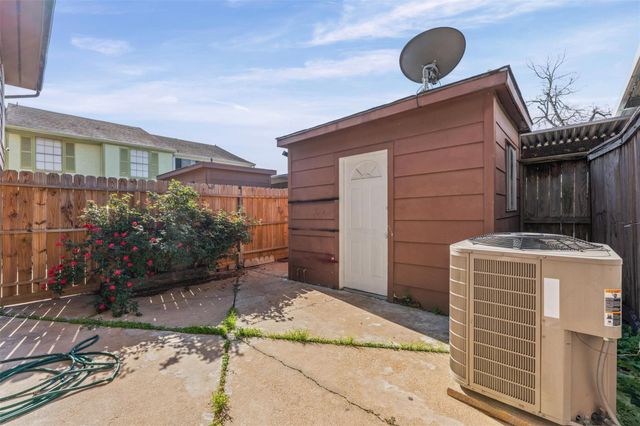 1076 Willow Oaks Circle, Pasadena, TX 77506