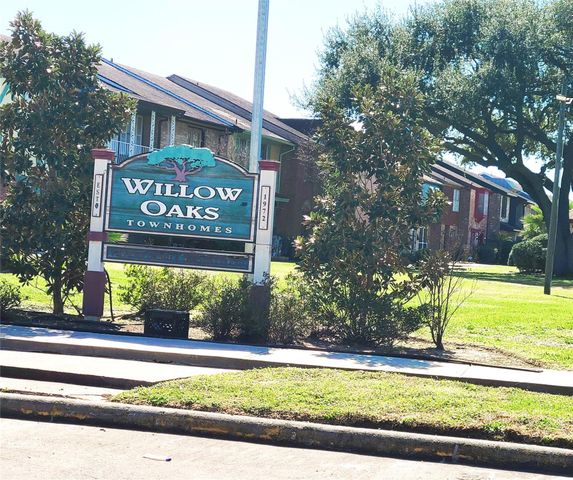1076 Willow Oaks Circle, Pasadena, TX 77506